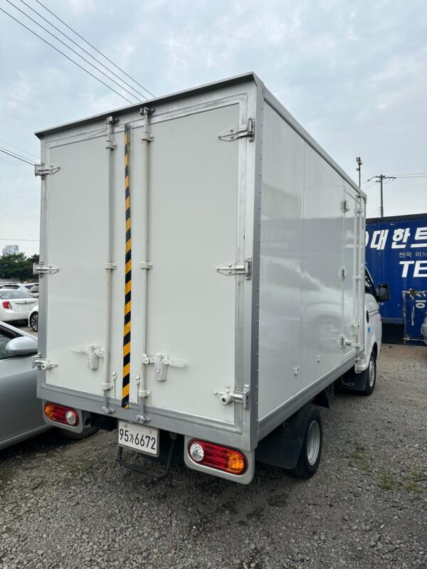 2012 HYUNDAI PORTER II 1 TON BOX - Image 8