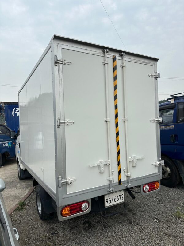 2012 HYUNDAI PORTER II 1 TON BOX - Image 9