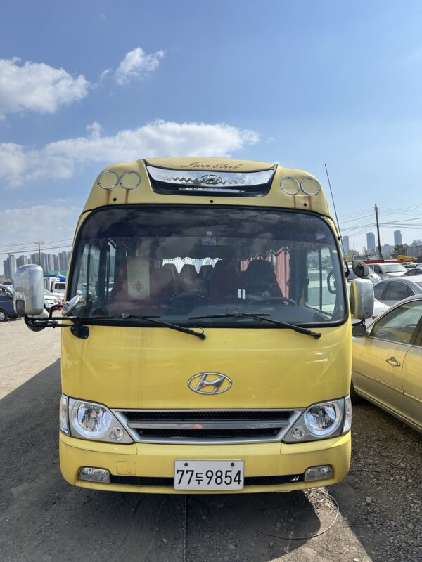 2010 HYUNADI YELLOW COUNTY LONG BODY