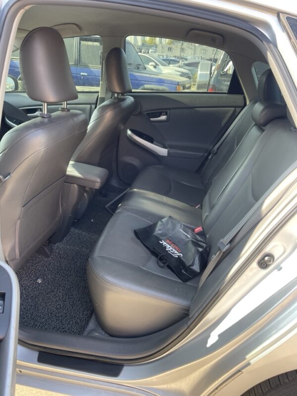 Toyota Prius  2011 Silver      (52) - Image 6